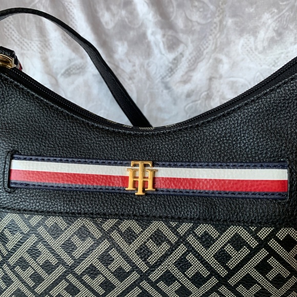 Tommy Hilfiger Medium Hobo Shoulder Bag – Stylish & Versatile in Stunning Color - Picture 5 of 12